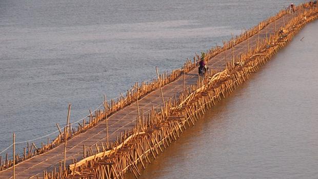Formado por 50.000 cañas de bambú, este puente recorre más de un kilómetro sobre el río Mekong